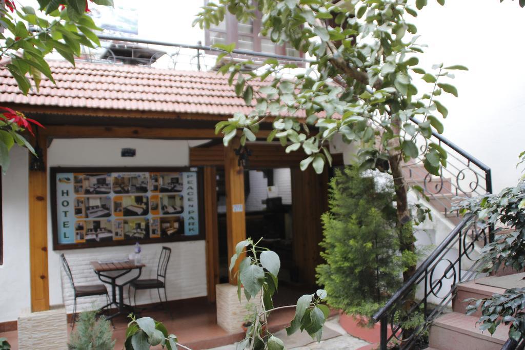 Hotel Peace N Park Katmandú Exterior foto
